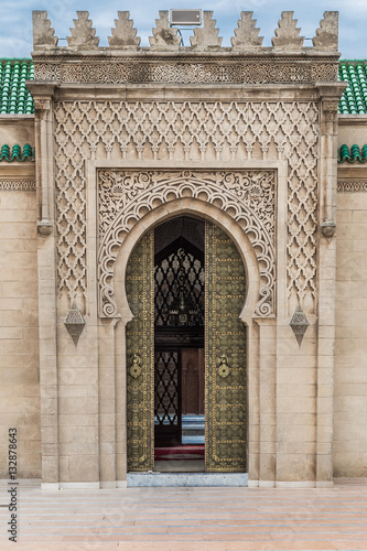 Eingangsportal mit Mosaiken und Ornamenten in Marrakesch, Marokko