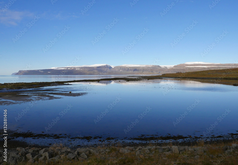 Am Ísafjarðardjúp mit Blick auf den Drangajökull in Island Am Ísafjarðardjúp mit Blick auf den Drangajökull in Island