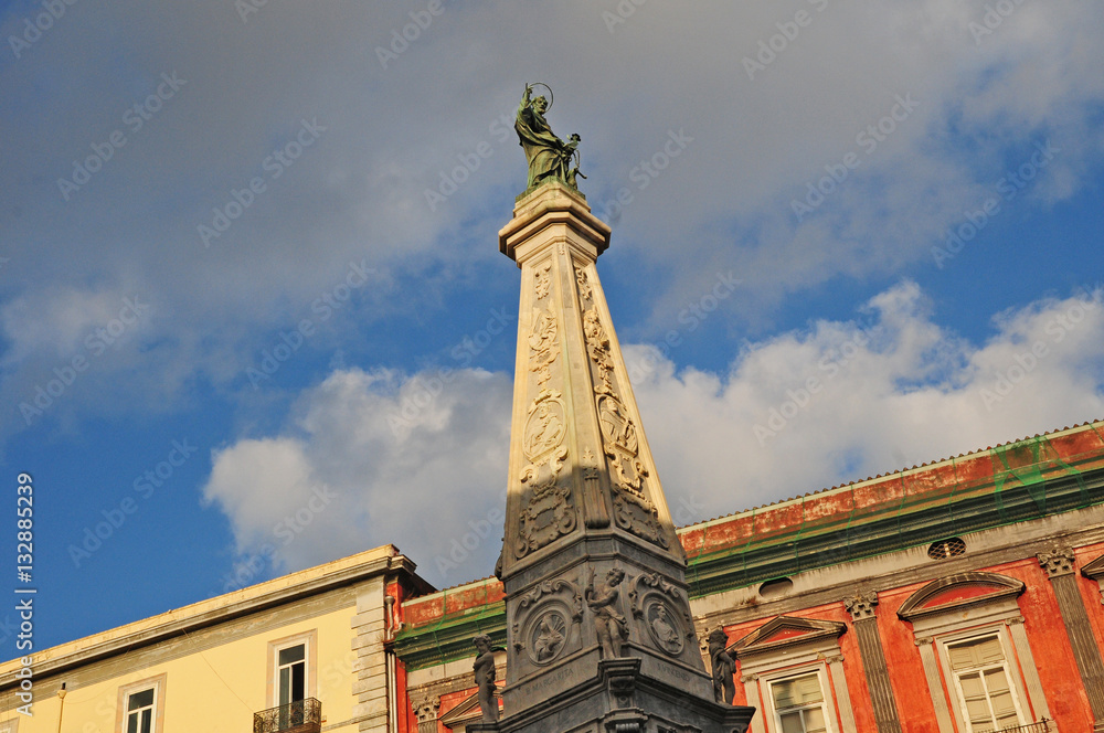 Napoli, la colonna di piazza San Domenico