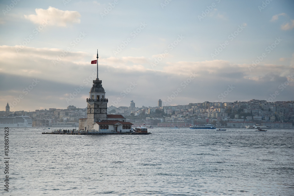 Fototapeta premium Maiden's Tower in Istanbul, Turkey, on the Bosphorus River.