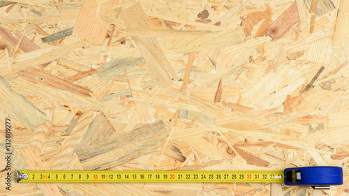 Maßband auf einer OSB Platte