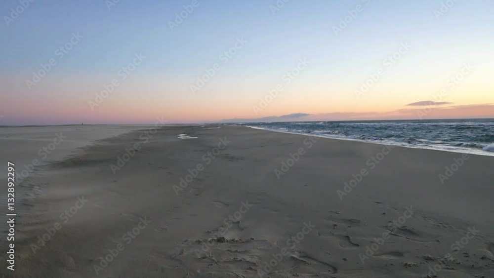 le sable d'une plage déserte sous l'effet du vent le sable d'une plage déserte sous l'effet du vent