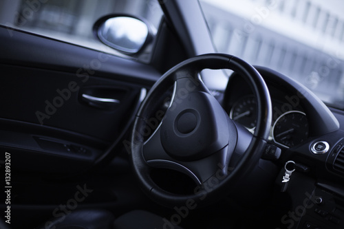 sportive interior BMW 1er - focus on steering wheel © Fodeode
