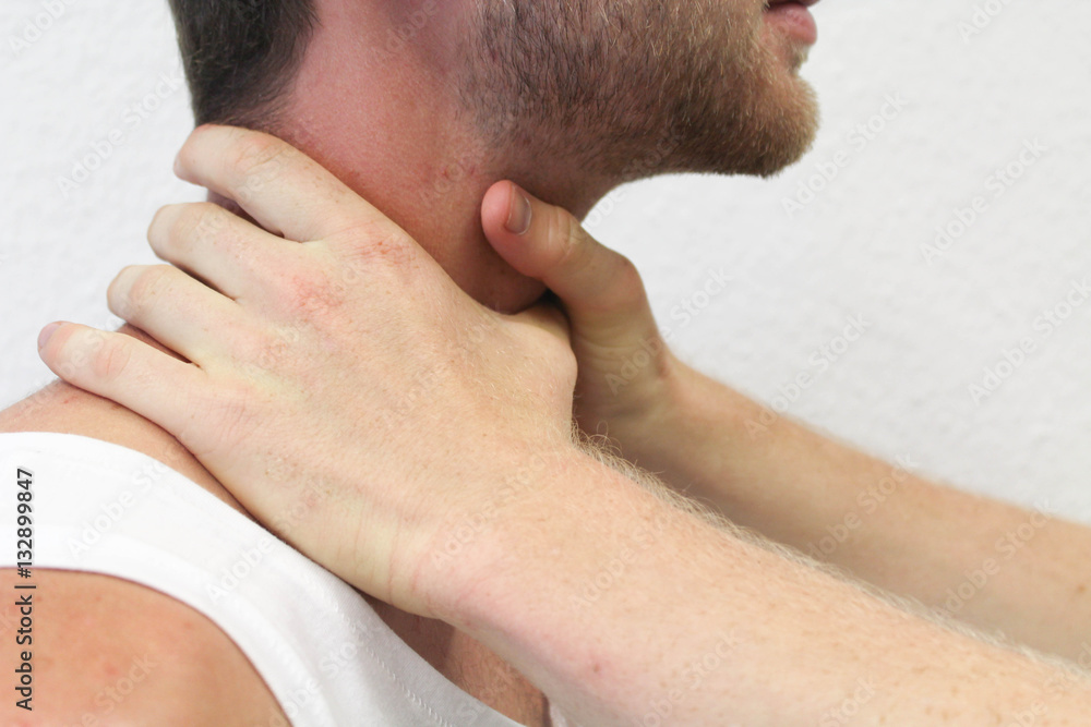 Fototapeta premium Mann wird am Hals gewürgt