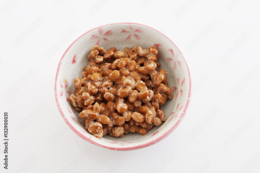 小皿に入れた納豆