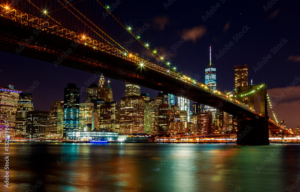 Fototapeta premium Brooklyn Bridge at dusk viewed from the Park in New York City.