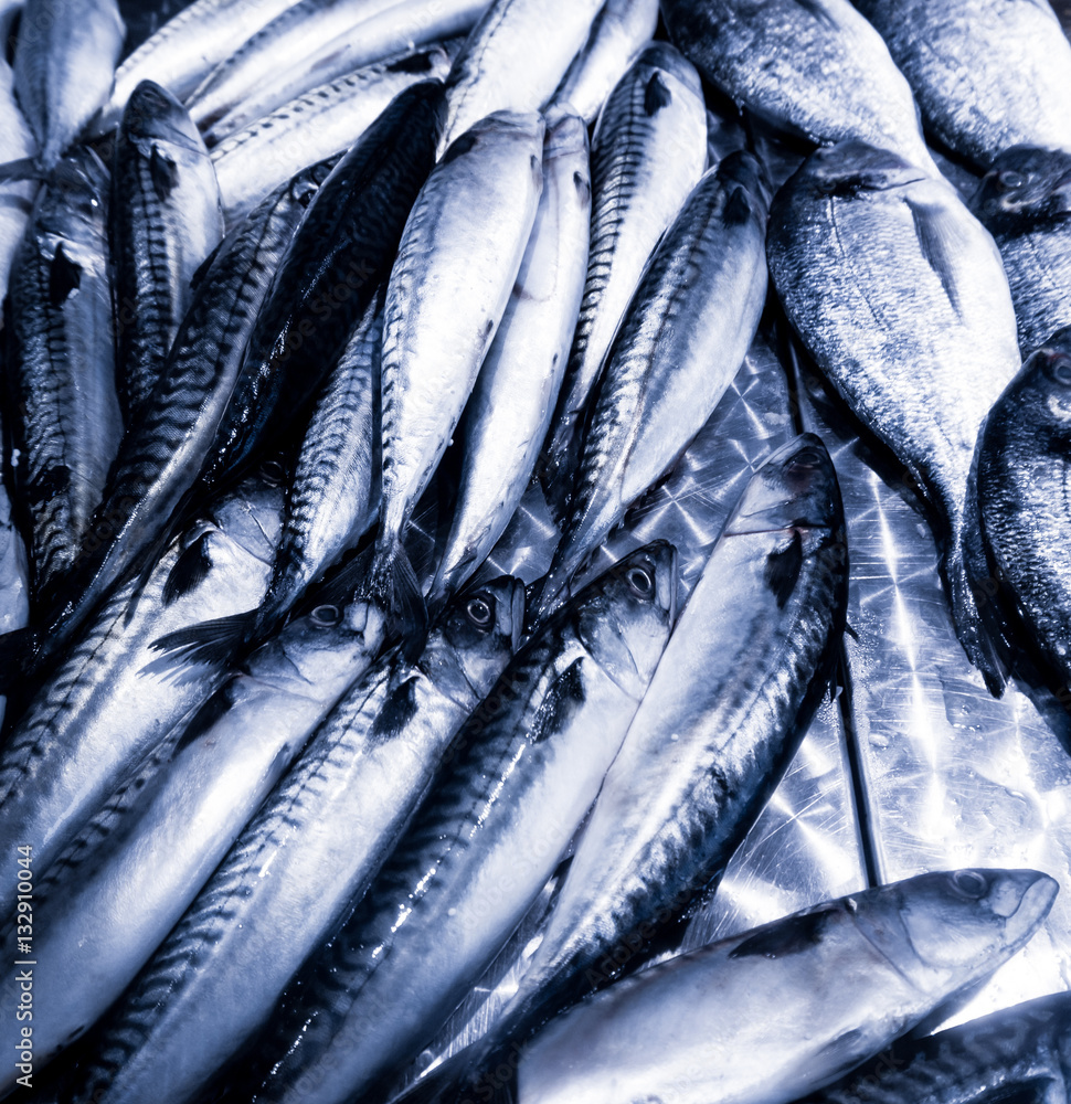 Obraz premium Fresh fish on ice. seafood at the fish market