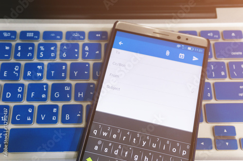 Fotografija Close up Android device Showing Compose a new email application