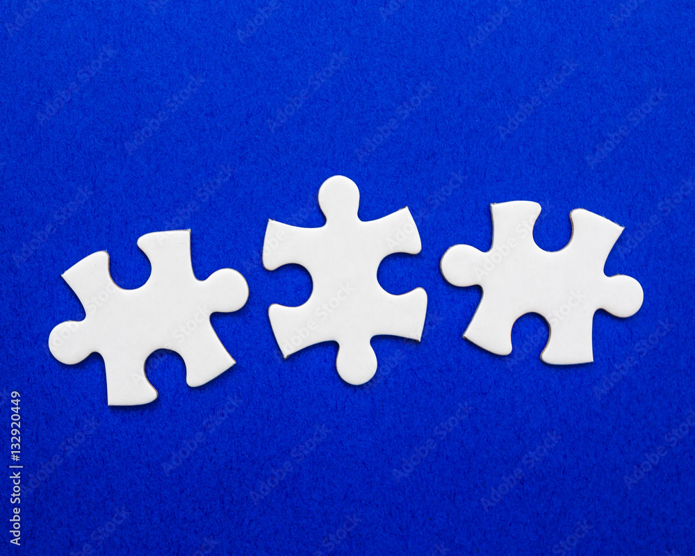 Obraz premium White puzzle elements on a blue background. 