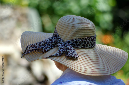 Fotografie dame de dos portant un chapeau