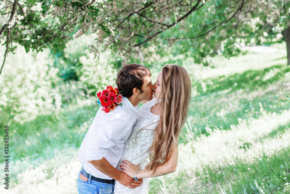 Naklejka premium happy couple in love kissing