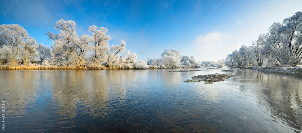 Winter am Fluß, von Raureif bedeckte Bäume und kleine Inseln