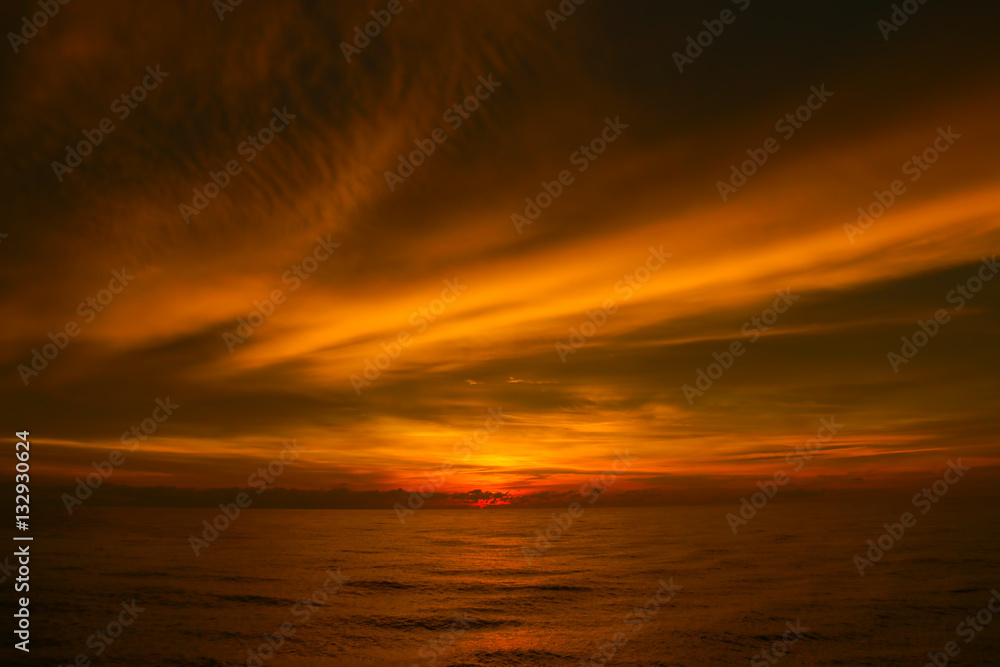 Obraz premium Scenic view of beautiful sunset above the sea. Beautiful cloud texture.