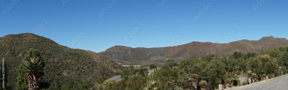 Panorama in der Kleinen Karoo/Landschaft in der Halbwüste Kleine Karoo in der Republik Südafrika, Berge, karge Vegetation und blauer Himmel, Panorama