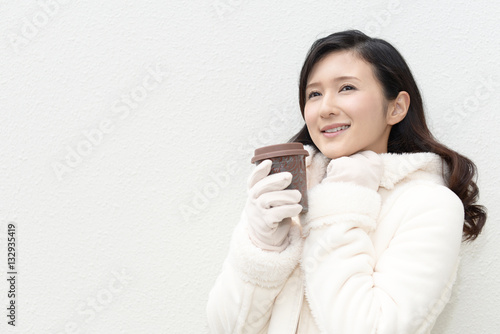 コーヒーを飲み寛ぐ女性