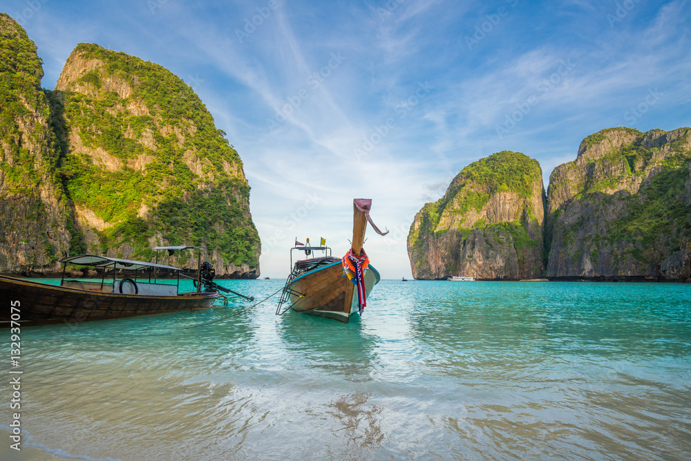 Obraz premium A long tail boat sits in Maya Bay, Krabi, Thailand