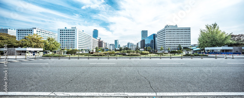 Canvas Print modern office buildings in seoul in cloud sky from road