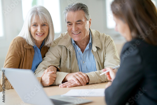 Φωτογραφία Senior couple meeting financial adviser for investment