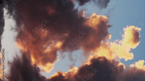 Cielo con cumulos de nubes al atardecer en movimiento
 photo