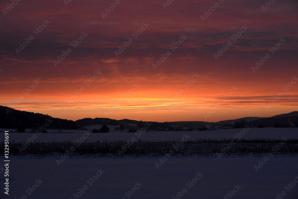 der Himmel brennt bei minus 20 Grad, herrlicher Sonnenaufgang in eisiger Winterlandschaft