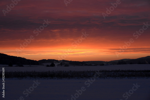 der Himmel brennt bei minus 20 Grad, herrlicher Sonnenaufgang in eisiger Winterlandschaft