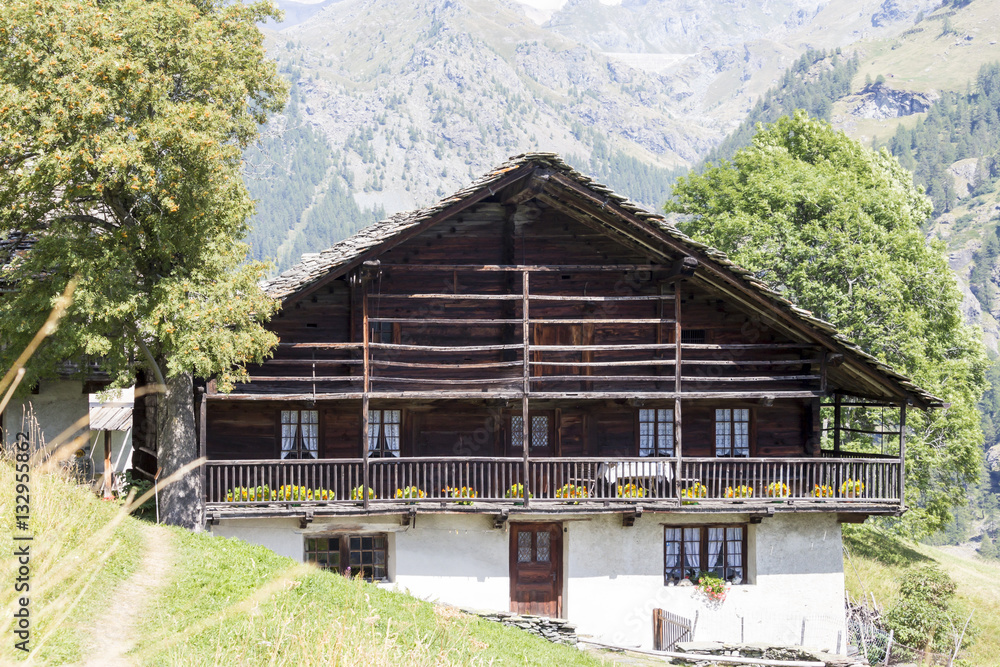 Valley Aoste: Alpine panorama with Walser huts