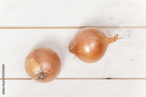 Zwei Zwiebeln auf Tisch photo