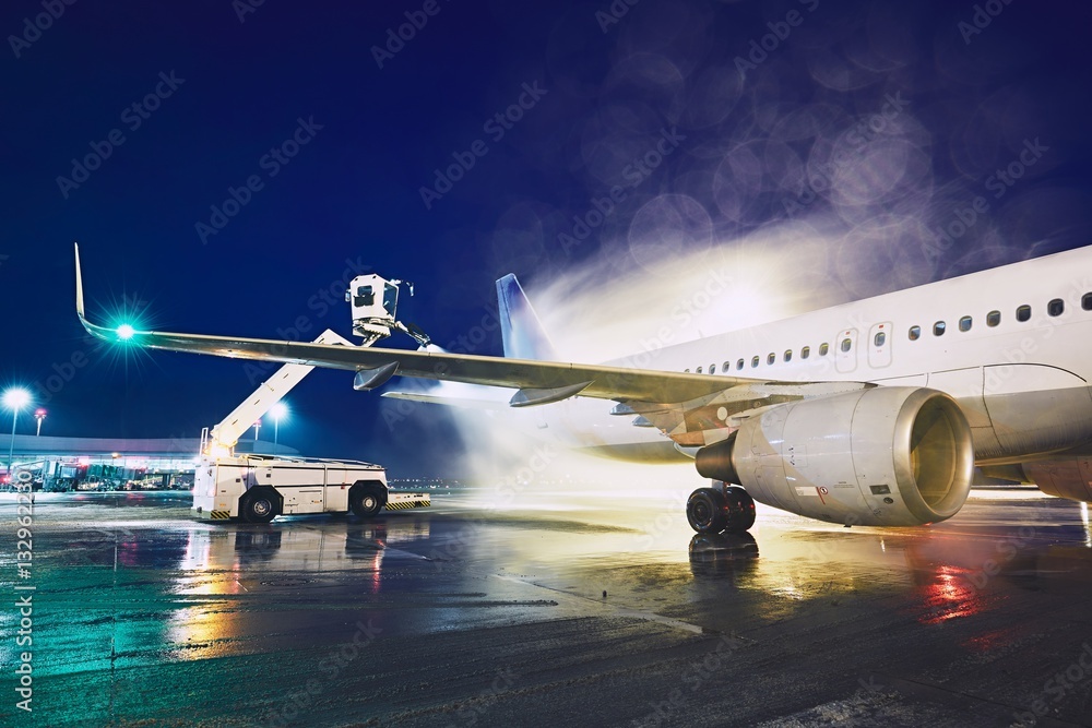 Naklejka premium Deicing of the airplane