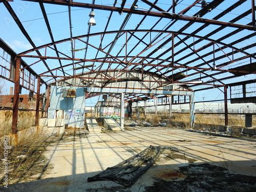 Foto Abandoned crumbling building interior with missing roof