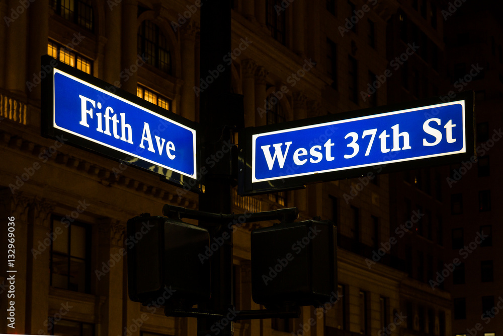 Obraz premium View of the signs with the names of the manhattan streets in New York
