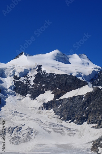 Schweizer Alpen: Das Bernina-Massiv mit dem Piz Palü im Oberengadin © gmcphotopress