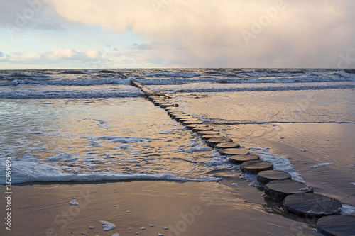 Buhnen im Abendlicht auf Usedom an der Ostsee und Ostseek  ste