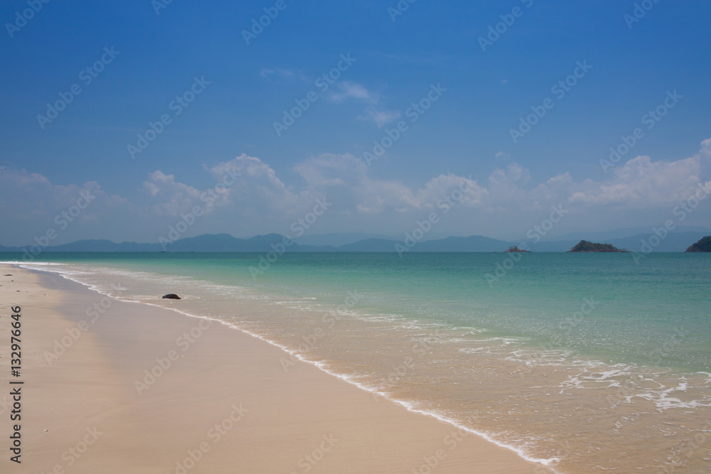 Fototapeta premium Beautiful sea and blue sky at Andaman sea,thailand