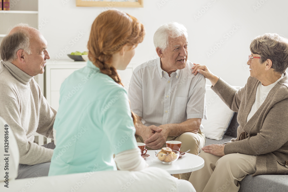 Obraz premium Elder people talking