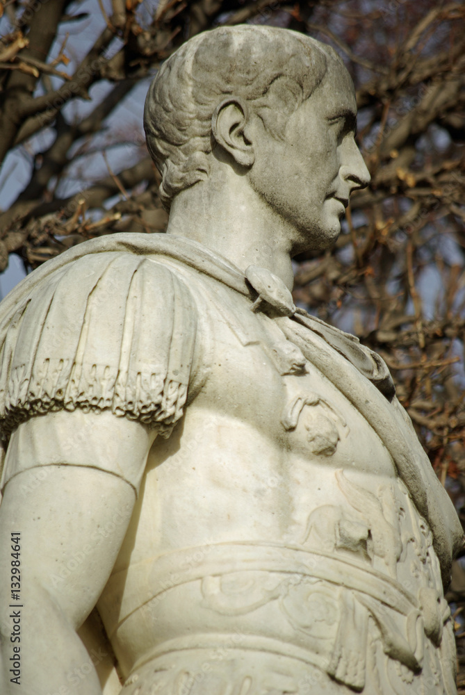 Statue de Jules César au jardin des Tuileries à Paris, France