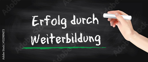 Hand schreibt auf Kreidetafel - Erfolg durch Weiterbildung