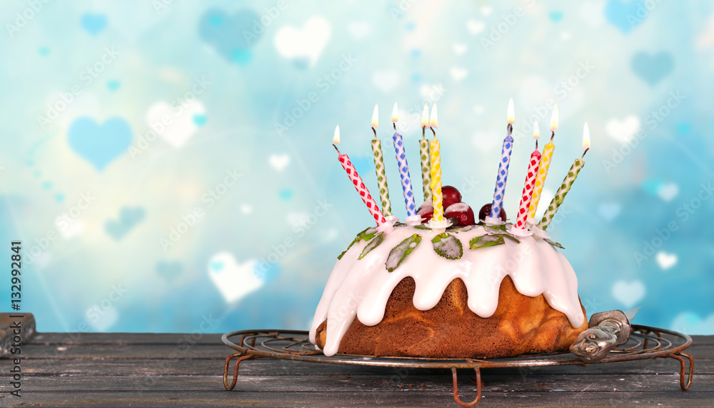zum Geburtstag Kuchen mit Kerzen StockFoto Adobe Stock