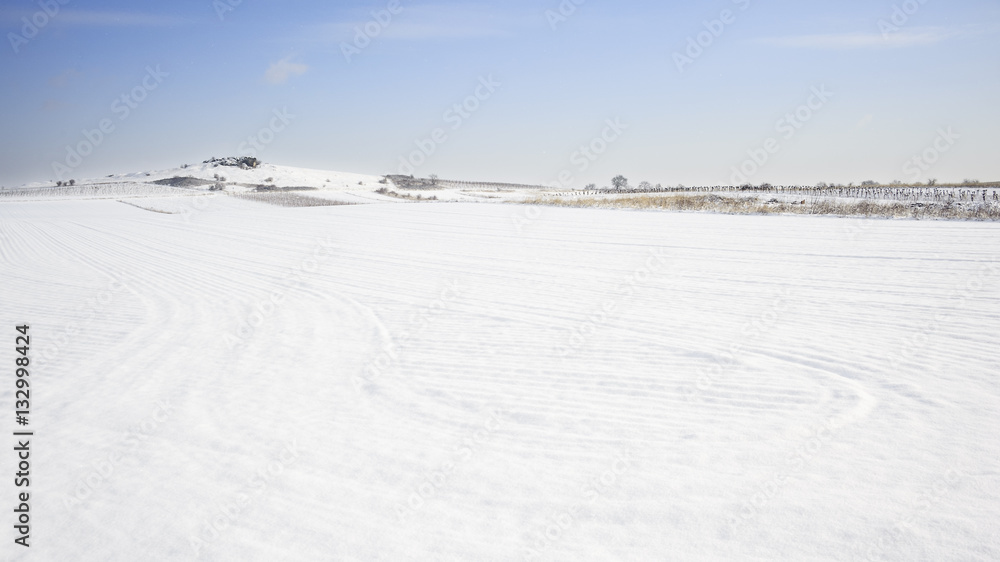 Acker und Feld im Winter von Schnee bedeckt