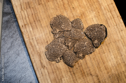 superbe truffe première catégorie coupée en lamelle présentation sauce cuisine