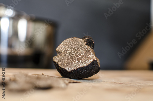 superbe truffe première catégorie coupée en lamelle présentation sauce cuisine