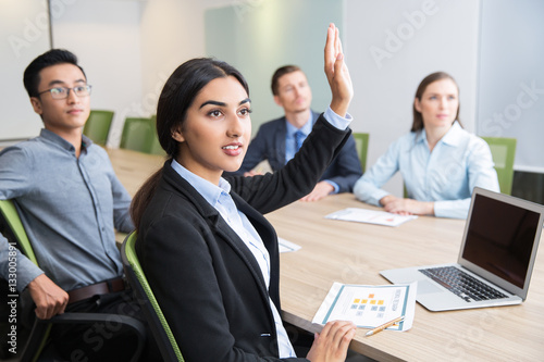 Canvas-taulu Confident young manager raising hand at workshop
