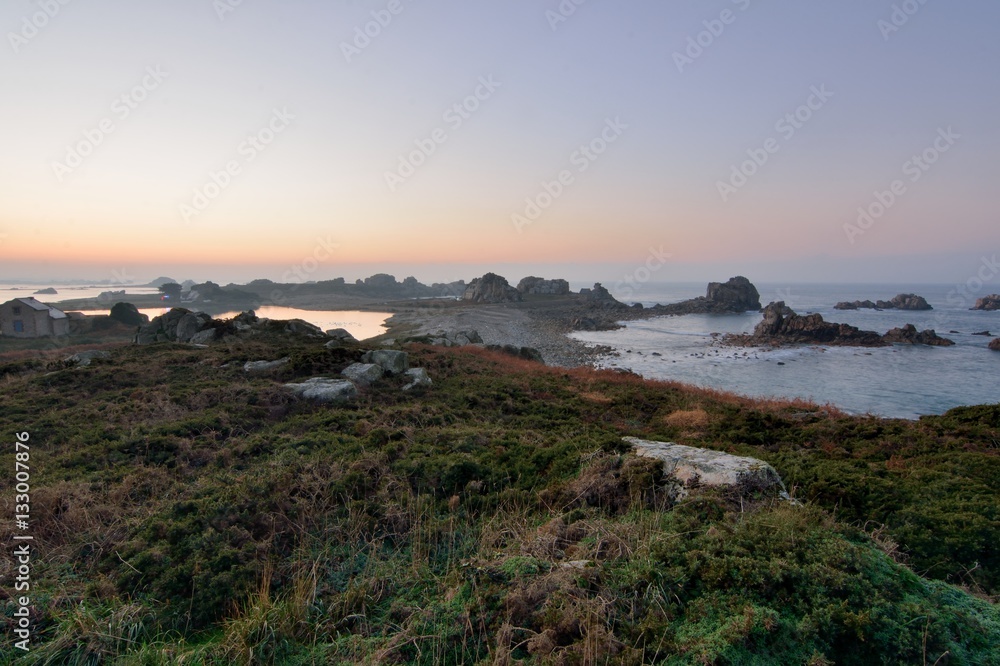 Coucher de soleil sur les îlots de la baie de Plougrescant en Bretagne