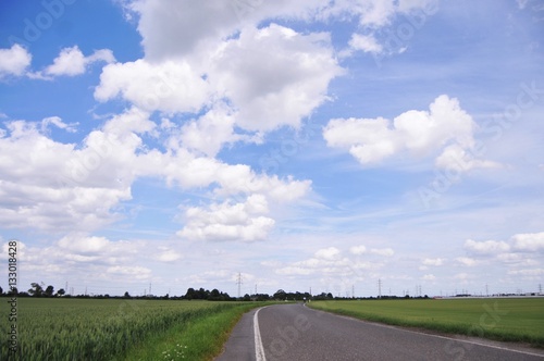 Landstraße mit Schönwetterwolken