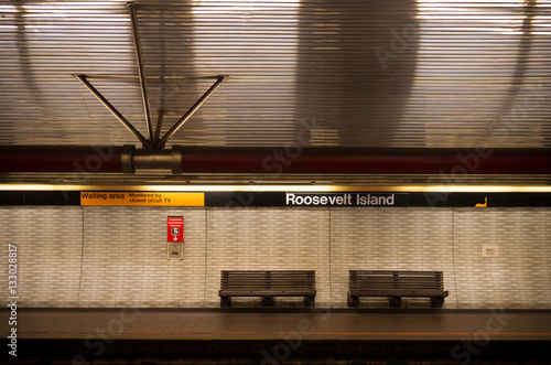 roosevelt island subway platform