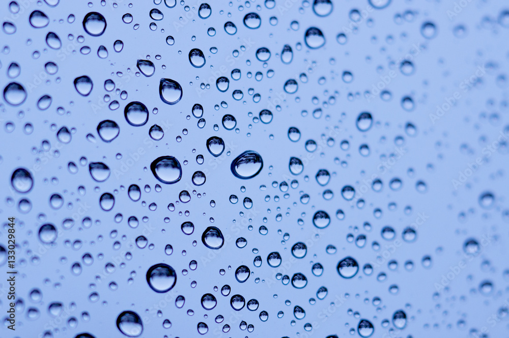 Regentropfen im Winter an Fensterglas