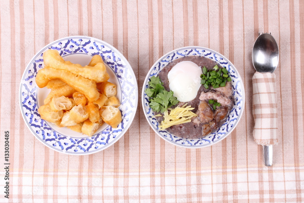 Red brown rice , porridge with mined pork and chicken lever . Red brown rice , porridge with mined pork and chicken lever .