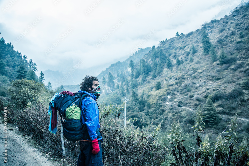 Obraz premium Trekking y senderismo en la montaña