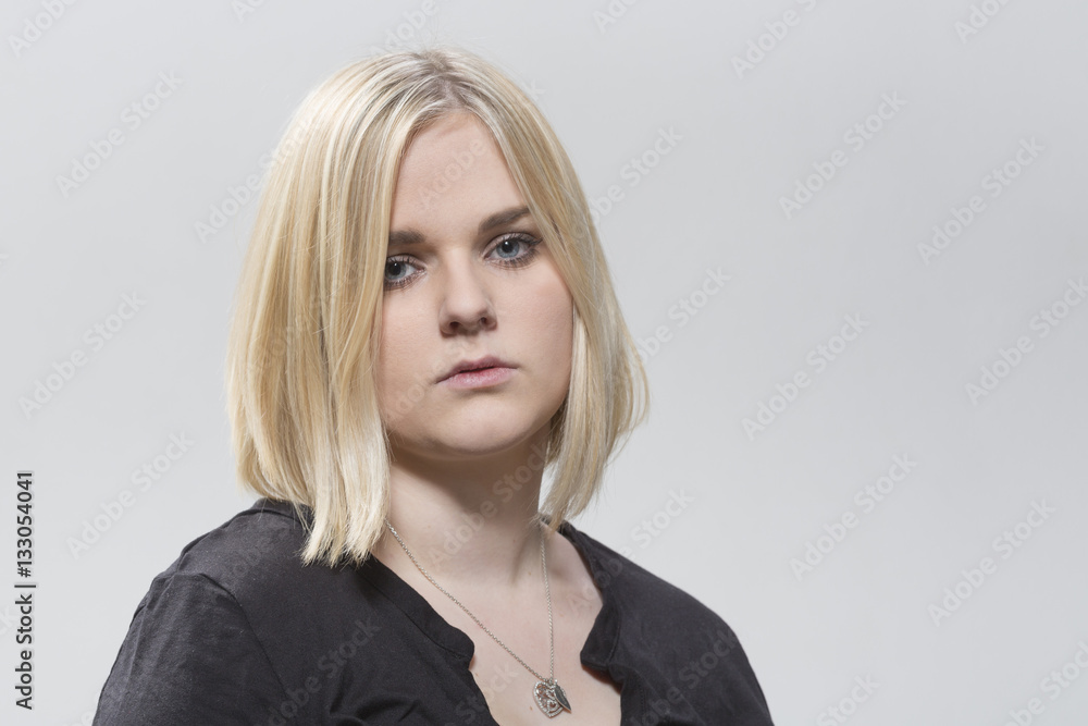 Nachdenkliche junge Frau