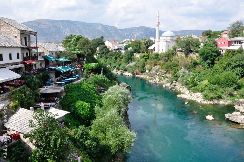 Obraz premium BiH - Mostar, widok na miasto i rzekę Meretwę