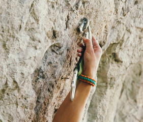 Canvas schilderij Alpinisme Setje in verankering op rotswand  © Alex Photo